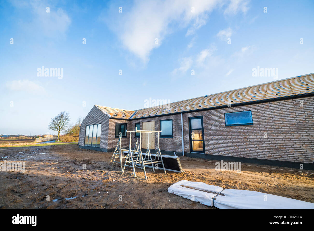 Neues Haus der Ziegel auf einer Baustelle in einem neuen Immobilien Nachbarschaft gemacht Stockfoto