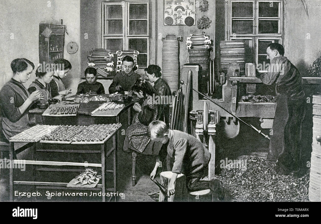 Industrie, Erzgebirgischen Spielzeugindustrie, Frauen und Männern kleine Holzfiguren, Postkarte, Deutschland, ca. 1925,- Additional-Rights Clearance-Info - Not-Available Stockfoto