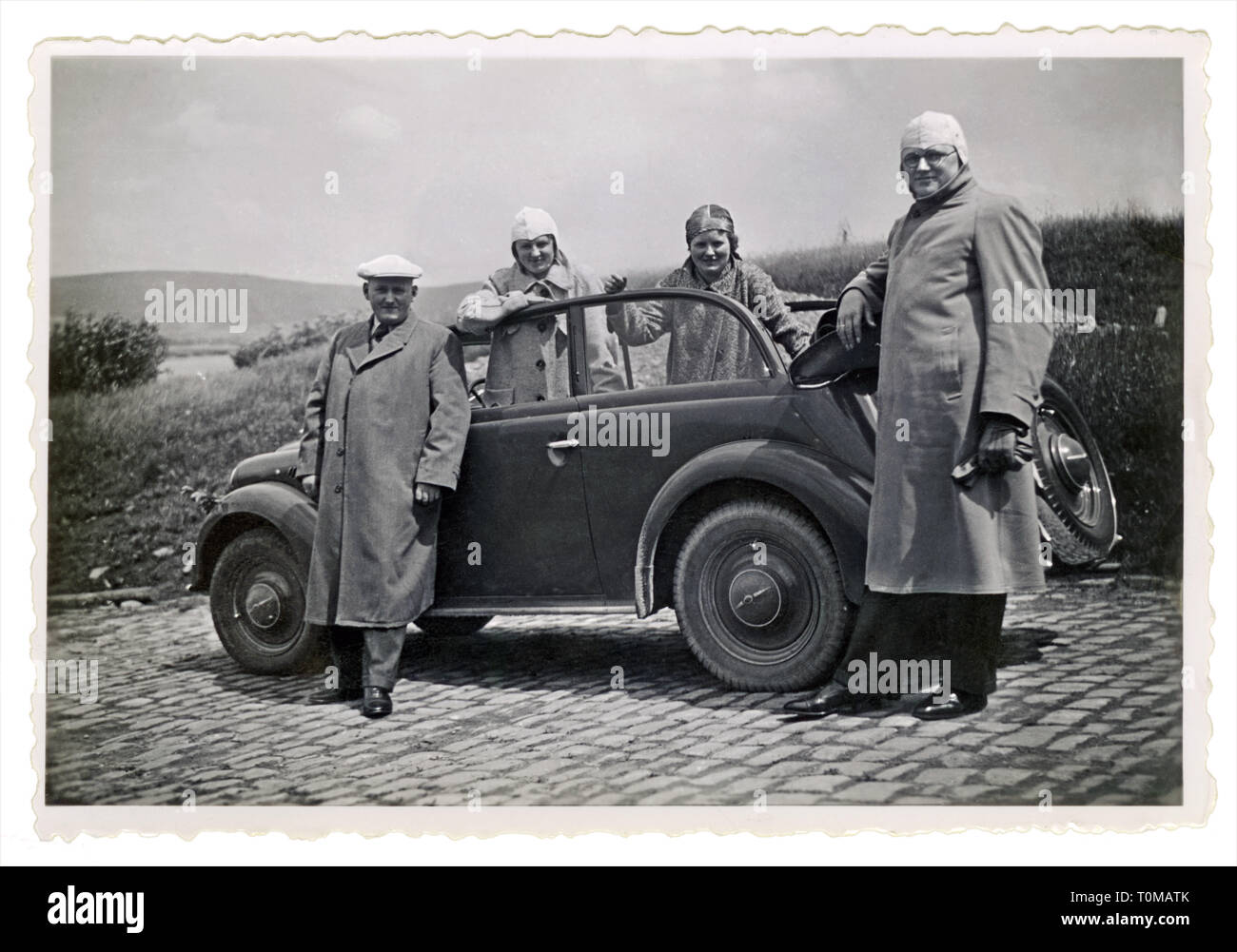 Verkehr/Transport, Auto, Opel, Opel Olympia Cabrio, Cabrio, 24 PS, 4-Zylinder, 1288 Kubikzentimeter Hubraum, maximale Geschwindigkeit 95 km/h, 4-Sitzer, 2-Türer, selbsttragende Ganzstahlaufbau, Pfingsten Ausflug, zwei Paare, Männer, Frauen, mit Auto posiert, Deutschland, Bodenfelde, Niedersachsen, Pfingsten 1936, Additional-Rights - Clearance-Info - Not-Available Stockfoto