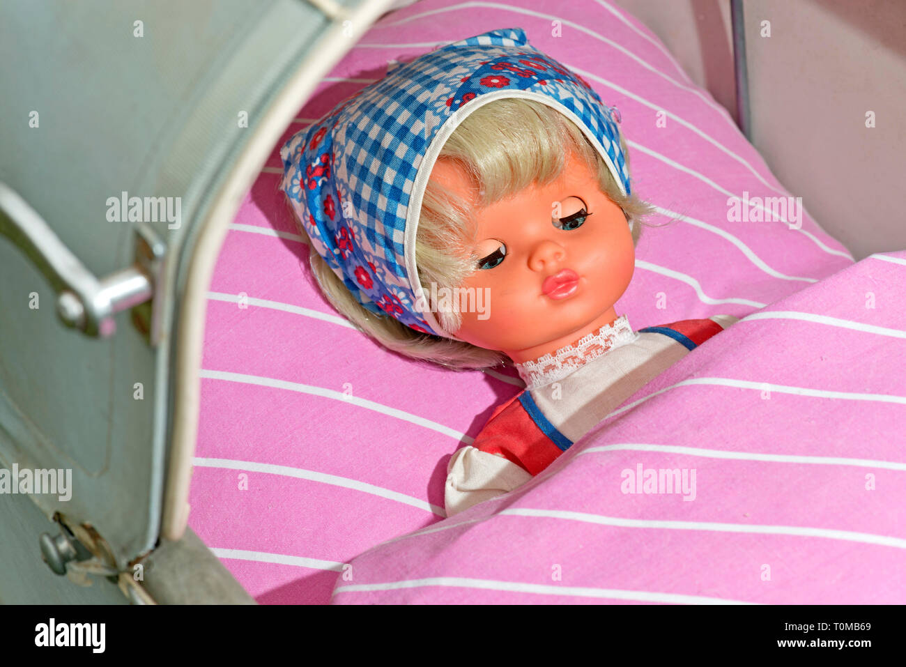 Spielzeug, Puppen, Puppe in der Puppe pram liegen, Deutschland, ca. 1964, Additional-Rights - Clearance-Info - Not-Available Stockfoto