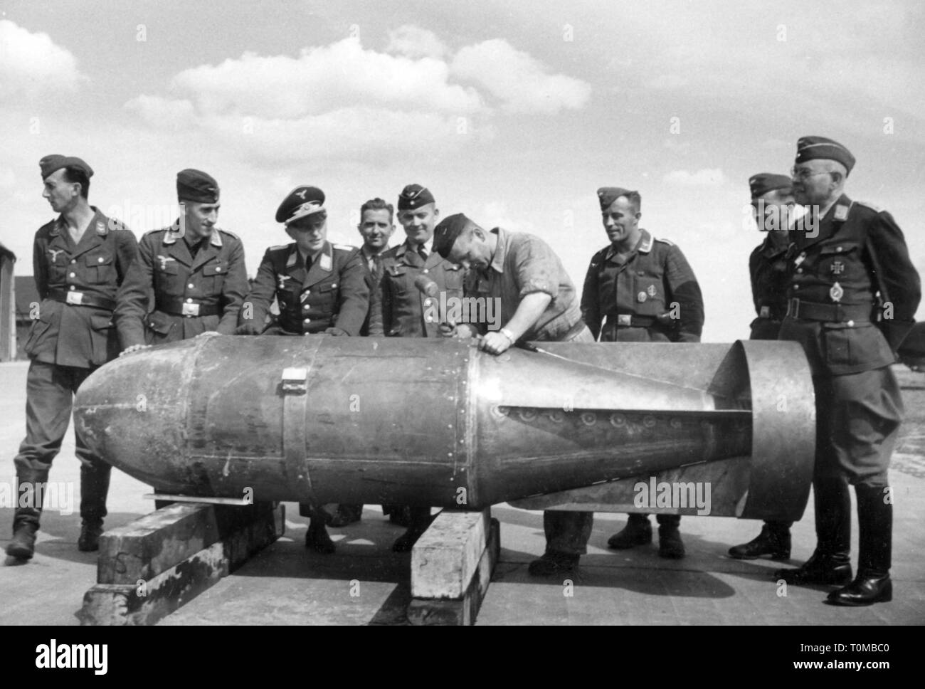 Zweiter Weltkrieg/Weltkrieg, Luftkrieg, Offiziere und Unteroffiziere der Deutschen Luftwaffe (US Air Force) beobachten die Arbeit auf einer Fliegerbombe, ca. 1941 Additional-Rights - Clearance-Info - Not-Available Stockfoto