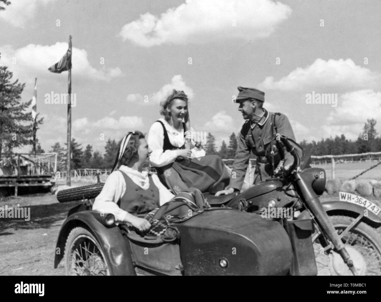 Zweiter Weltkrieg/WWII, Finnland, kriegsberichterstatter der Deutschen Armee mit zwei finnischen Frauen, ca. 1943,- Additional-Rights Clearance-Info - Not-Available Stockfoto