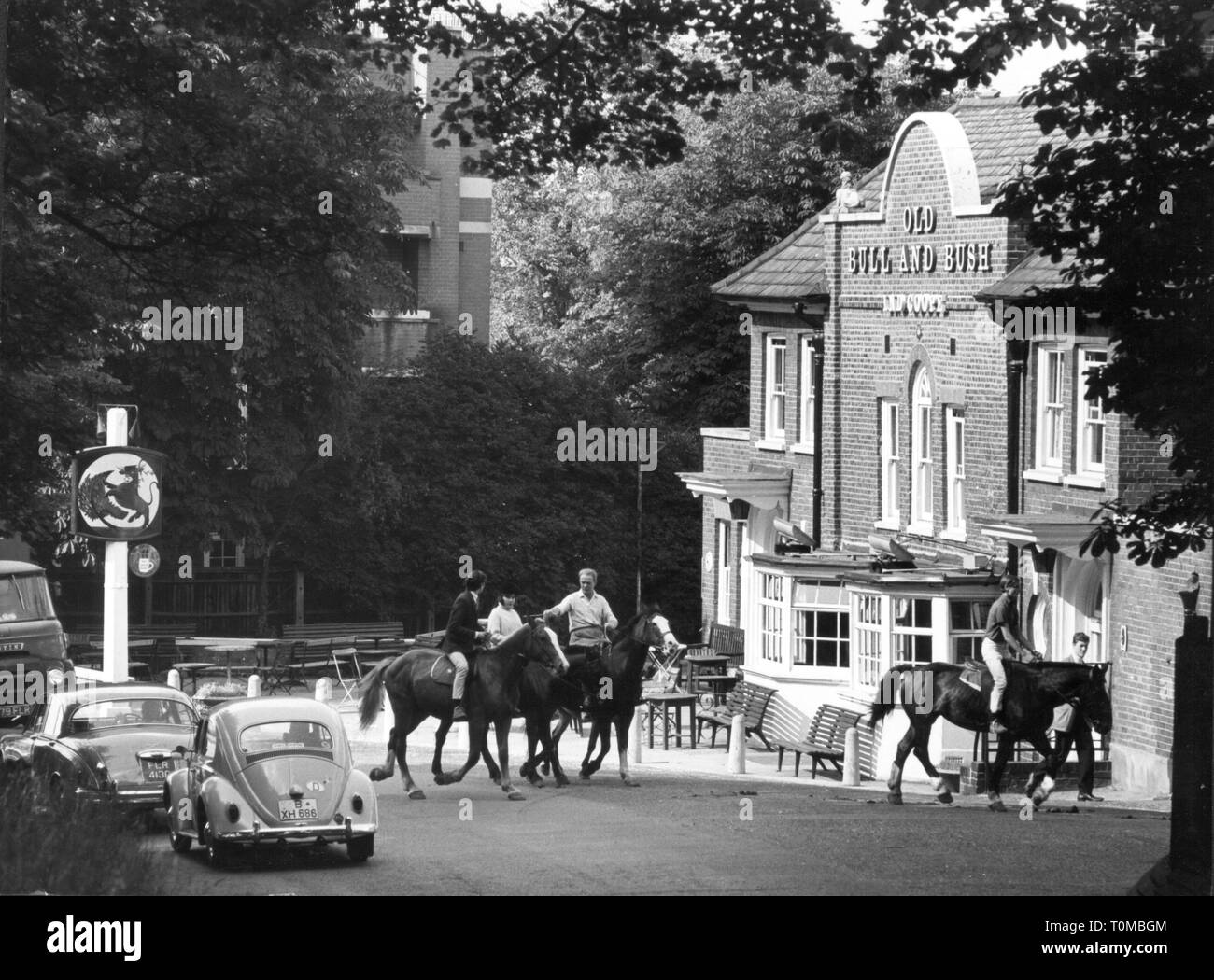Freizeit, Reiten, Reiter am Alten Bull und Bush Pub,Hampstead, London, September 1966 - Additional-Rights Clearance-Info - Not-Available Stockfoto