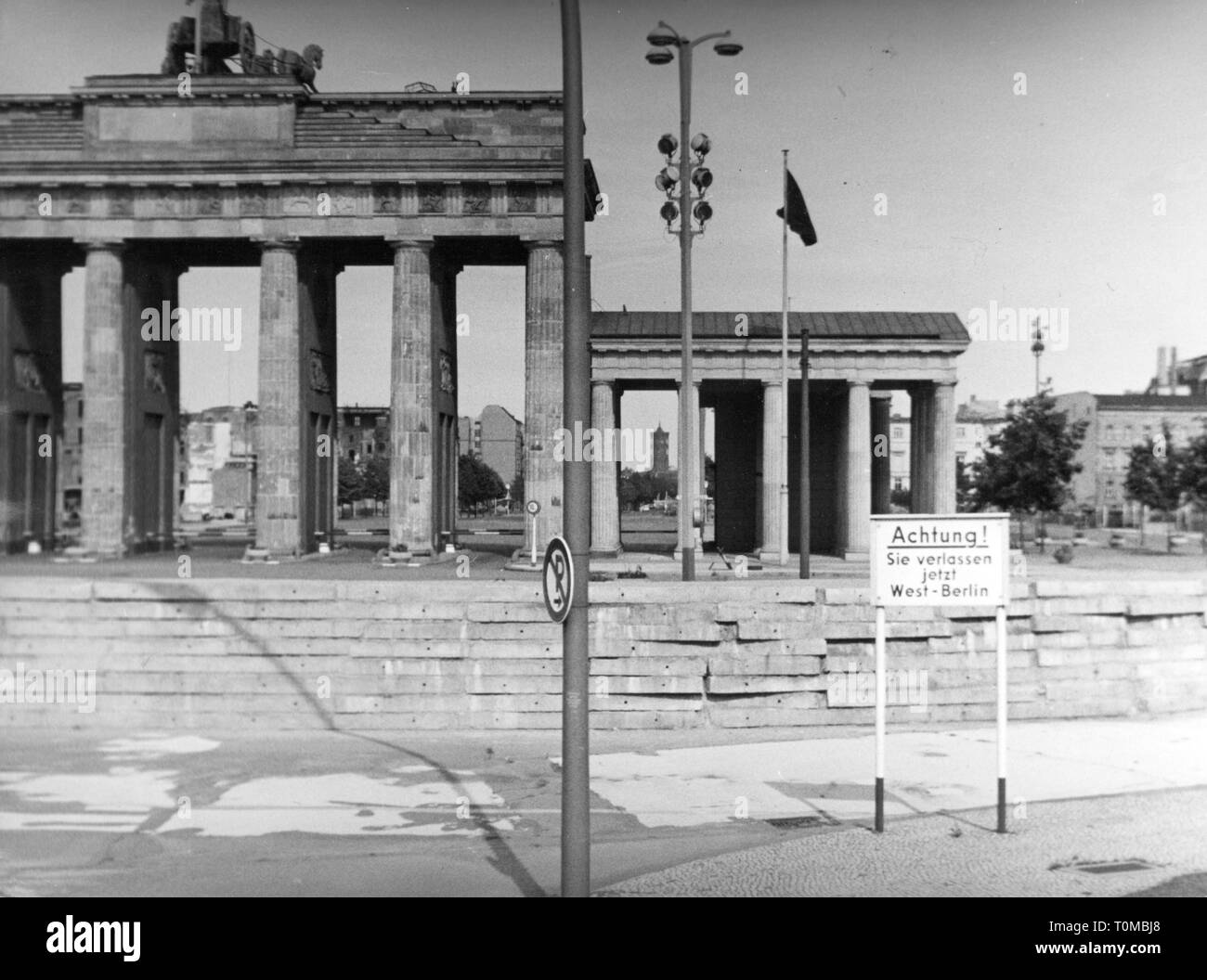 Geographie/Reisen, Deutschland, Berlin, Brandenburger Tor, Westseite, Schild "Achtung! Sie verlassen jetzt West-Berlin", 4.9.1962, Additional-Rights - Clearance-Info - Not-Available Stockfoto