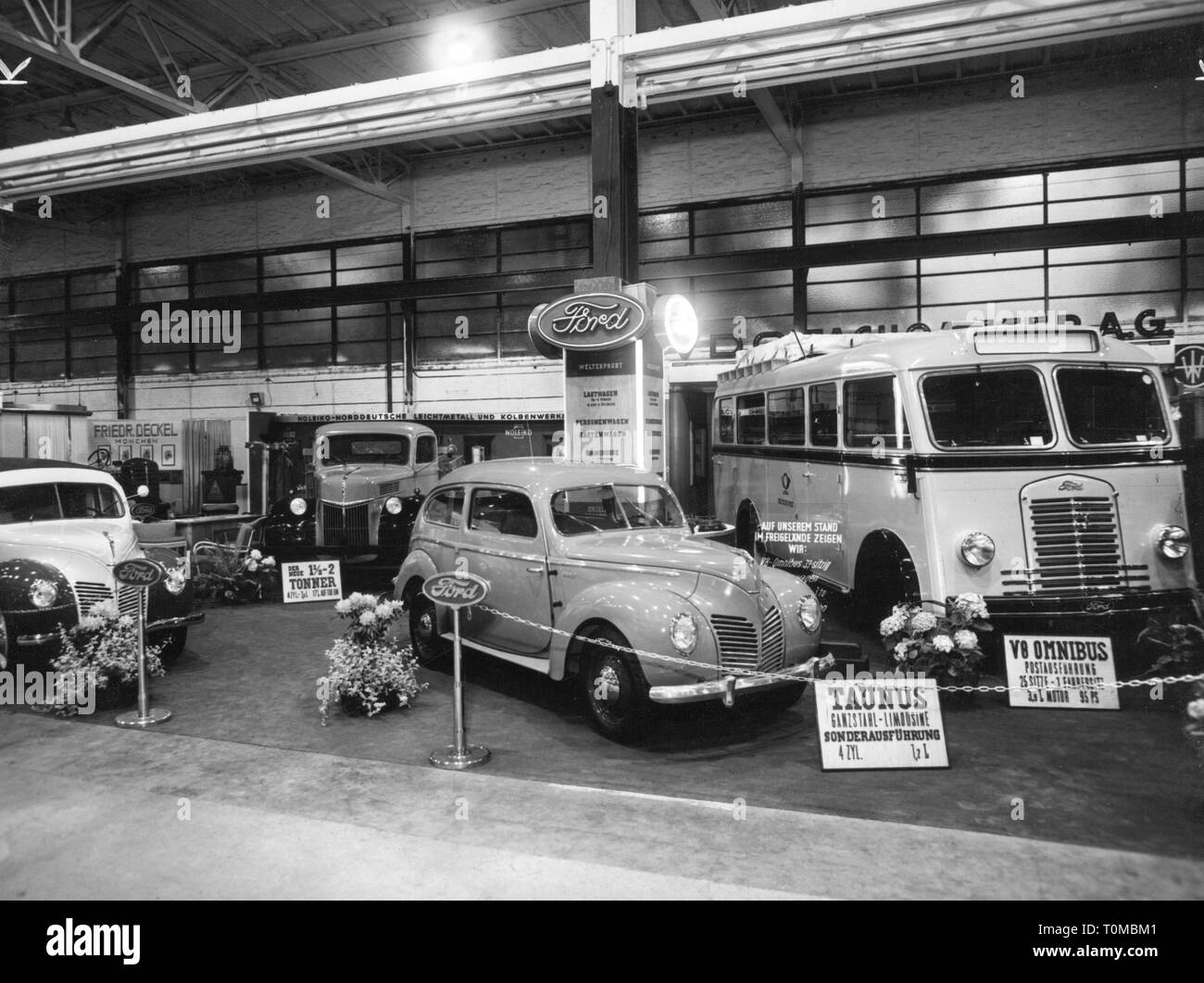 Handel, Messen, Export Messe Hannover, stand der Ford-Werke AG, Fahrzeug, Motor Car Taunus G 73A, Motor Coach im postalischen Version, 1951, Additional-Rights - Clearance-Info - Not-Available Stockfoto