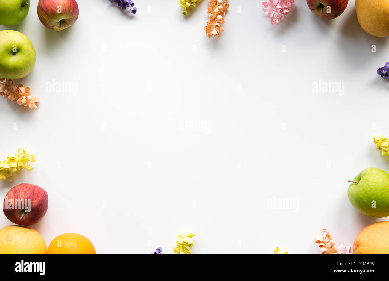 Bunten Rahmen von Obst und Blumen Stockfoto