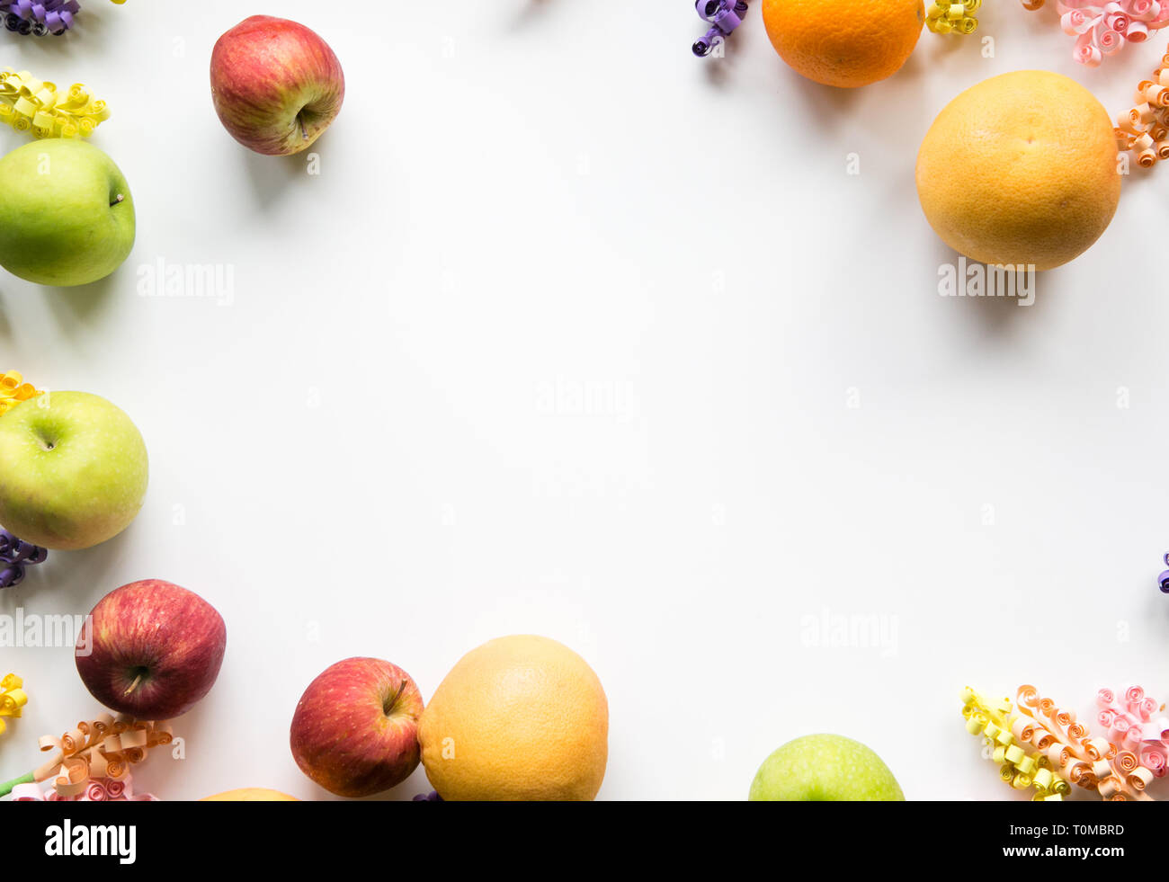 Bunten Rahmen von Obst und Blumen Stockfoto