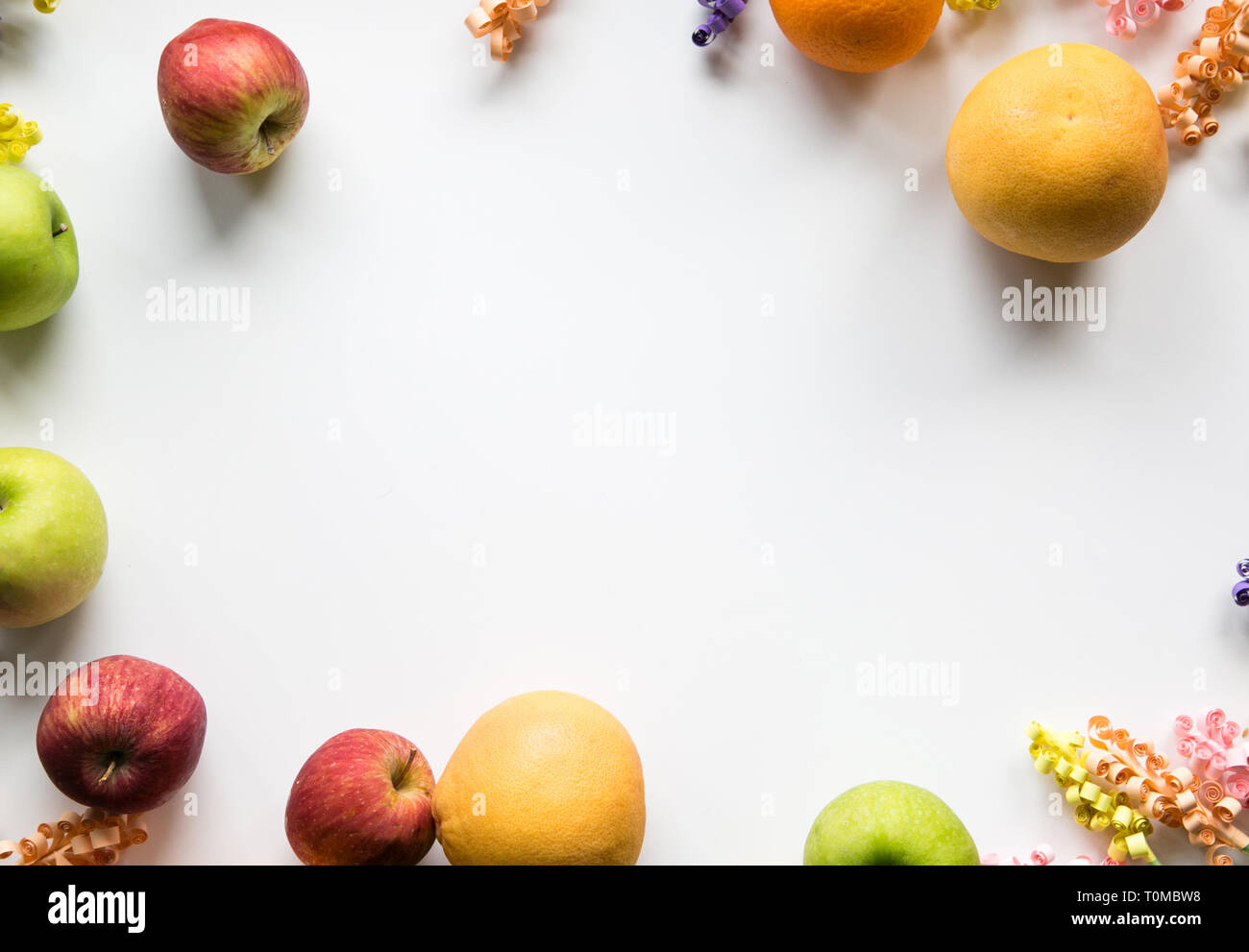 Bunten Rahmen von Obst und Blumen Stockfoto