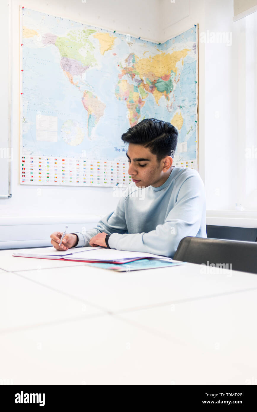 Ein internationaler Student Studium hart, in einem Klassenzimmer in einem College in Cambridge Stockfoto