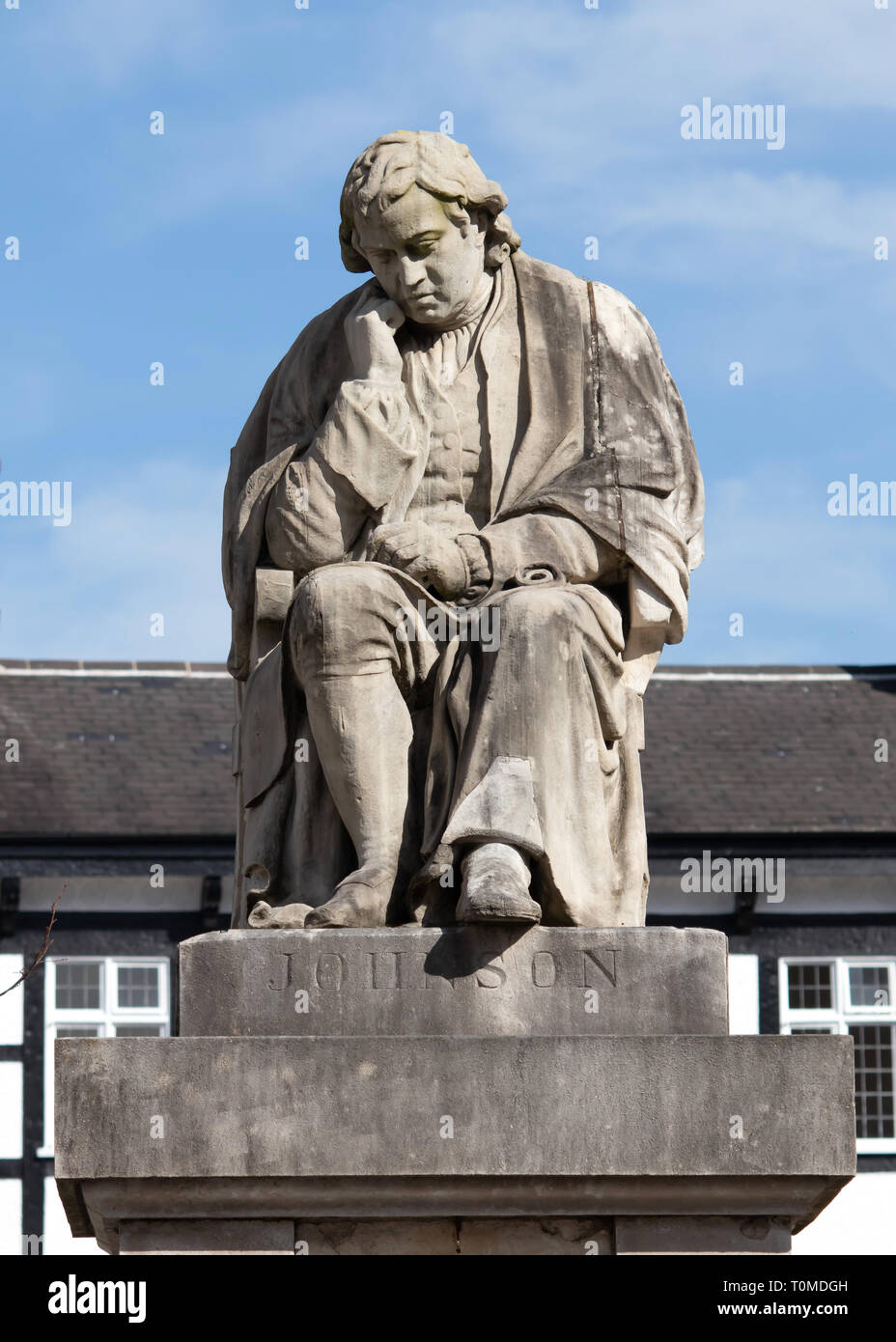 Eine Statue von Samuel Johnson im Marktplatz, Lichfield, Staffordshire, Großbritannien. Stockfoto