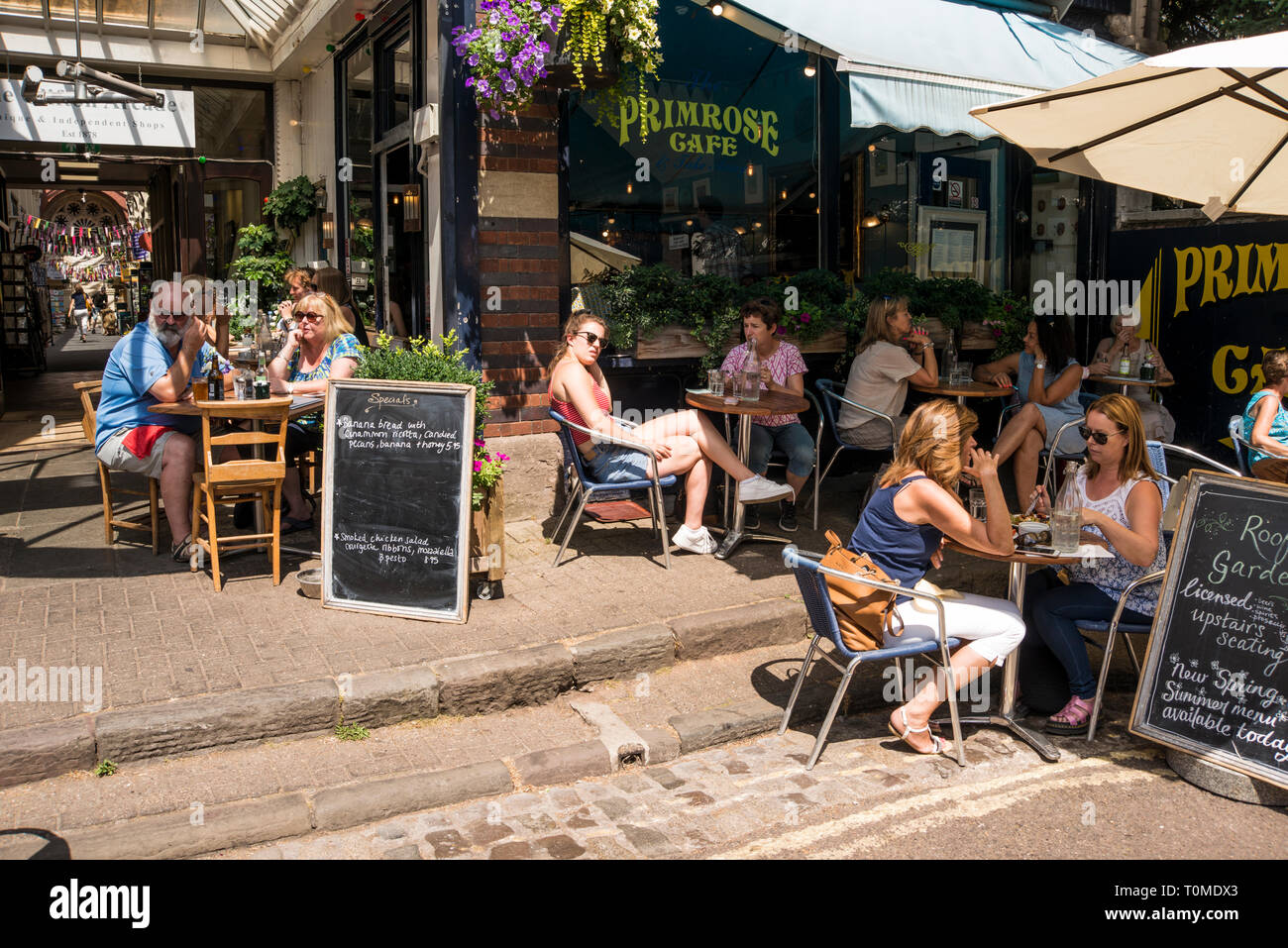 Leute draußen genießen Sie sonnige Wetter und Kaffee sitzen, boyces Ave, Bristol, Großbritannien Stockfoto