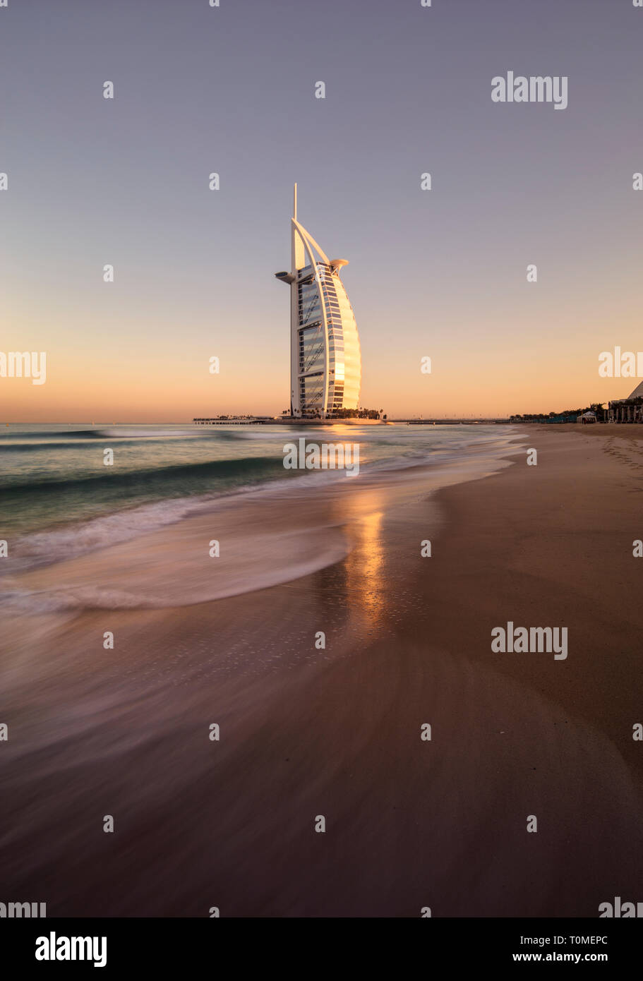 Burj al Arab bei Sonnenaufgang, Dubai, VAE Stockfoto