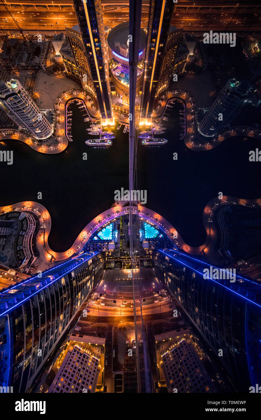 Ein perspektivischer Blick auf Dubai Marina, Dubai, VAE Stockfoto