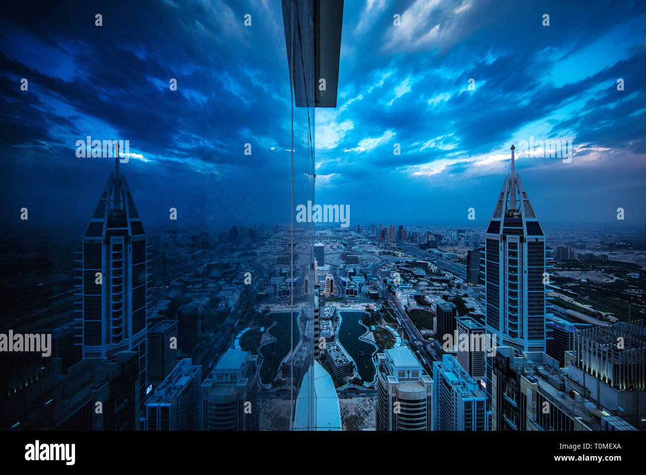 Eine Reflexion der Dubai Marina, Dubai, VAE Stockfoto