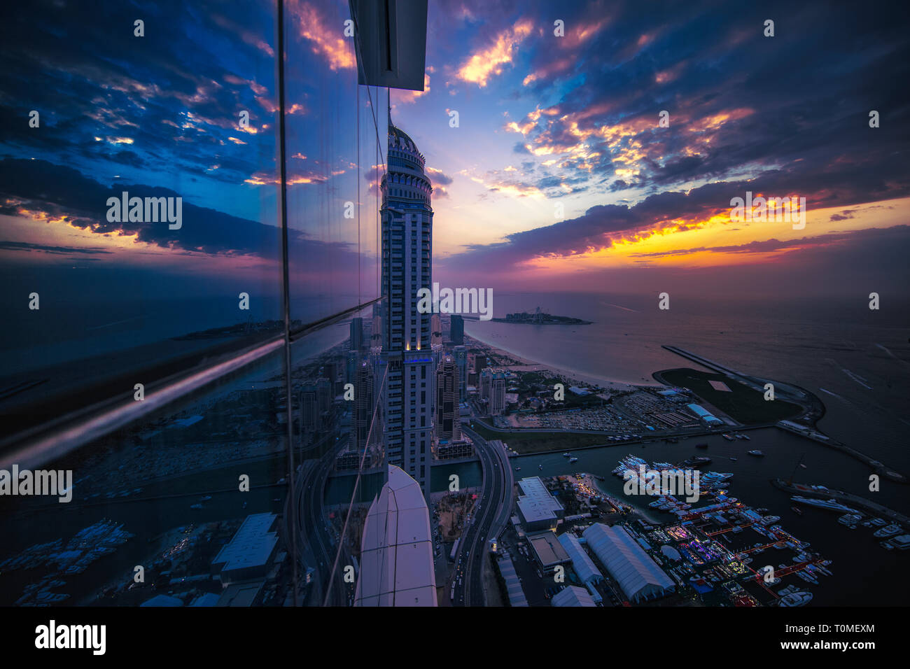 Eine Reflexion der Dubai Marina, Dubai, VAE Stockfoto
