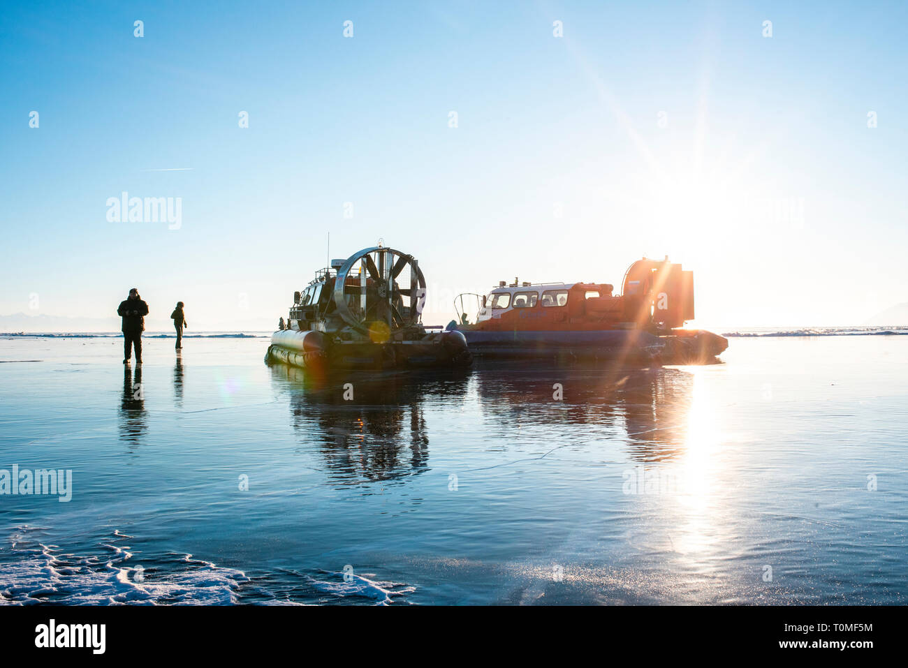 Luftkissen Boote auf dem zugefrorenen Baikalsee, Sibirien, Russland Stockfoto