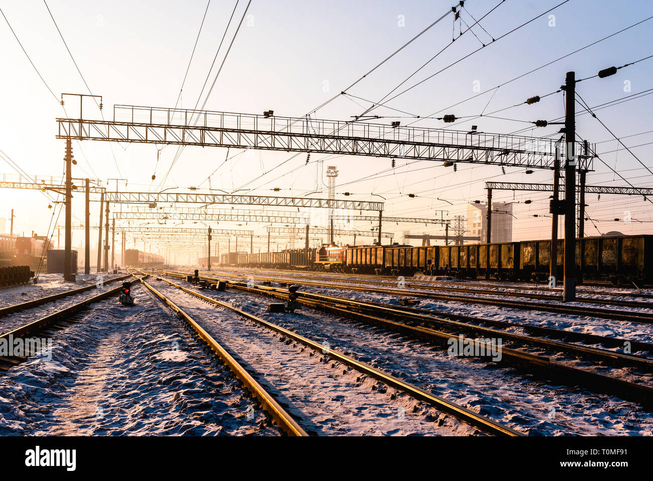 Eisenbahn bei Sonnenaufgang im Winter, Sibirien, Russland Stockfoto