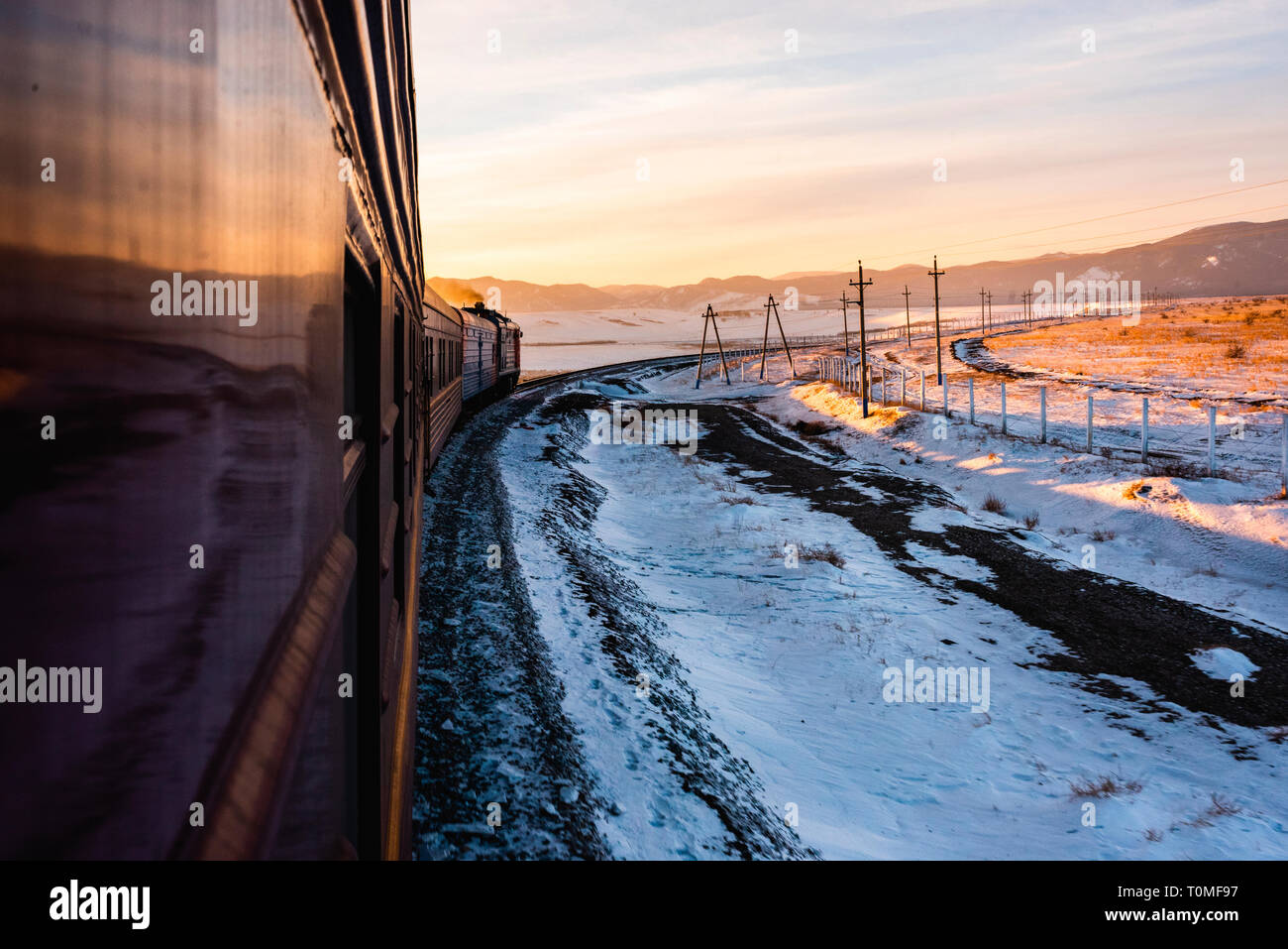 Transsibirische Eisenbahn während der Reise im Winter mit Sonnenuntergang Atmosphäre, Sibirien, Russland Stockfoto