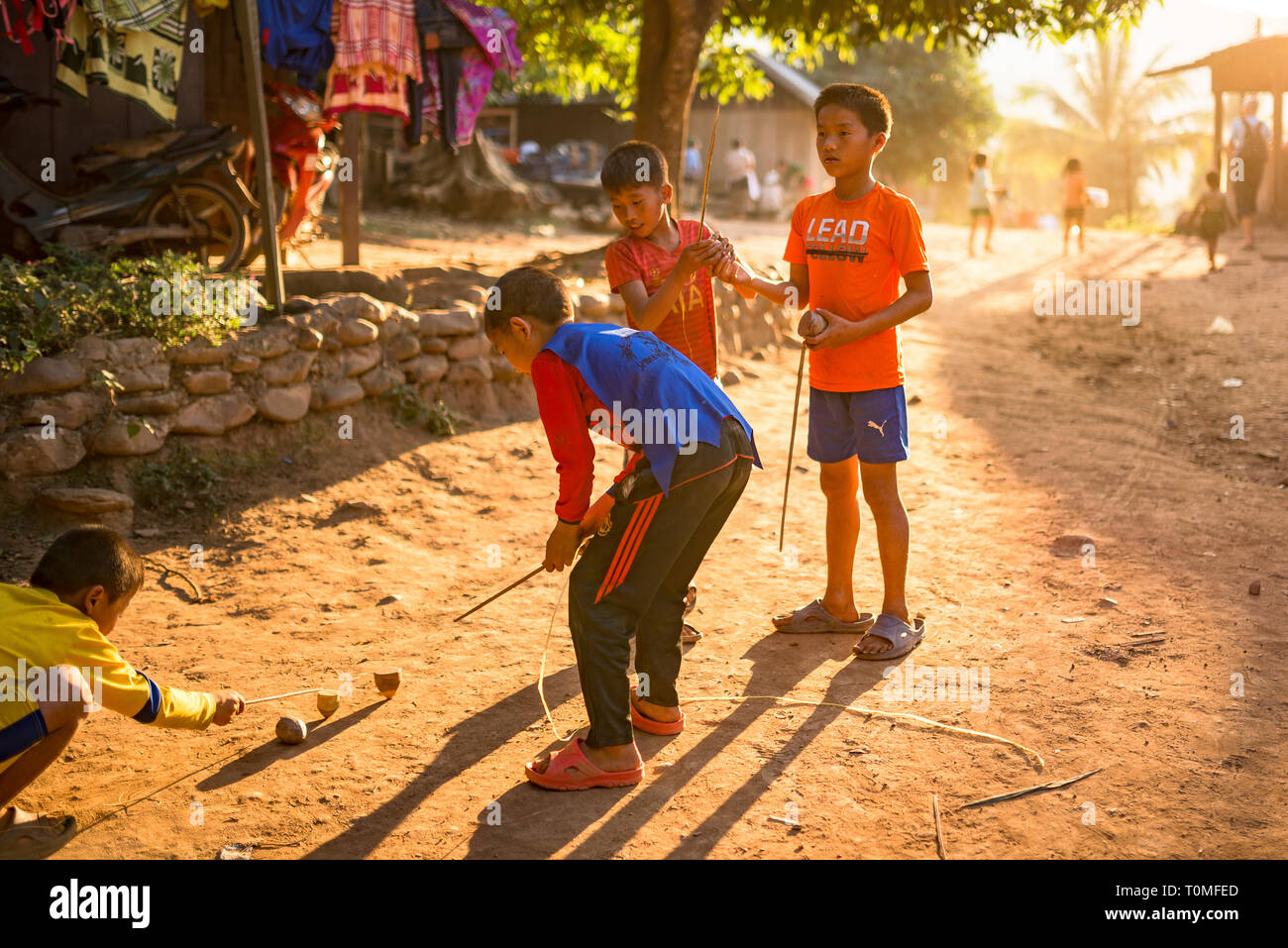 Spielende Kinder in einem Dorf in Laos. Stockfoto