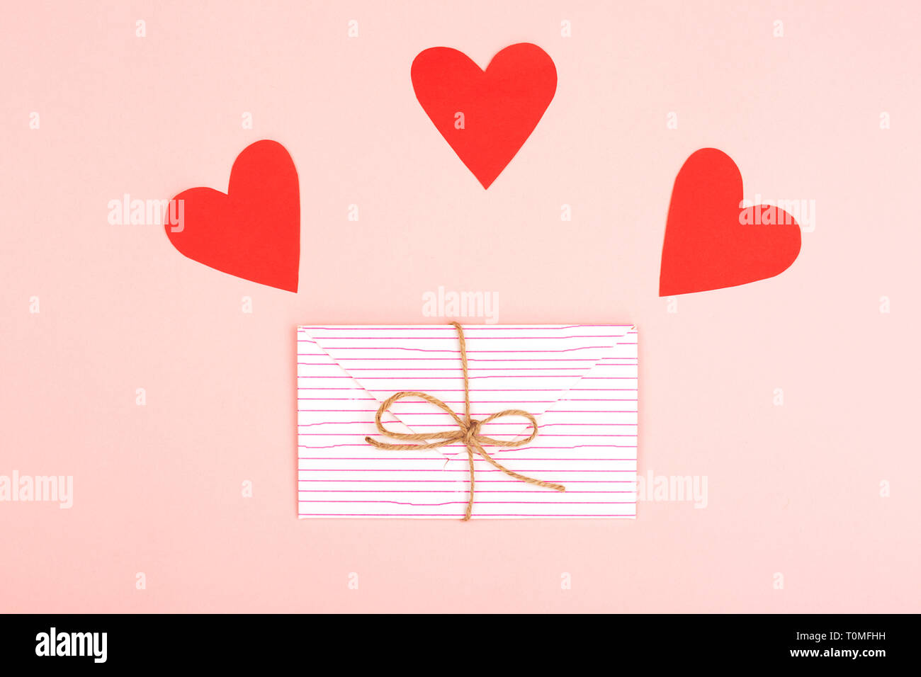 Kreative Liebe Oder Valentinstag Hintergrund Mit Niedlichen Umschlag Herzform Papier Und Seil Schreiben Liebe Oder Nachricht Konzept Pastell Rosa Hintergrund F Stockfotografie Alamy