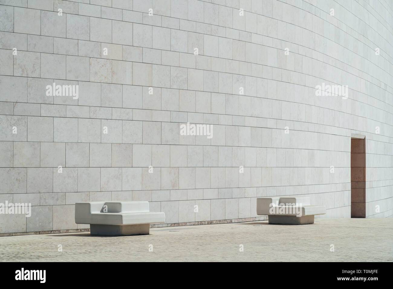 Lissabon, Portugal - 25. AUGUST 2017: moderner Minimal Architektur der Mauer Stein Stuhl als Sitzbank verwendet werden Stockfoto