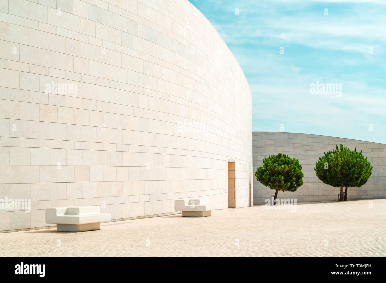 Lissabon, Portugal - 25. AUGUST 2017: moderner Minimal Architektur der Mauer Stein Stuhl als Sitzbank verwendet werden Stockfoto