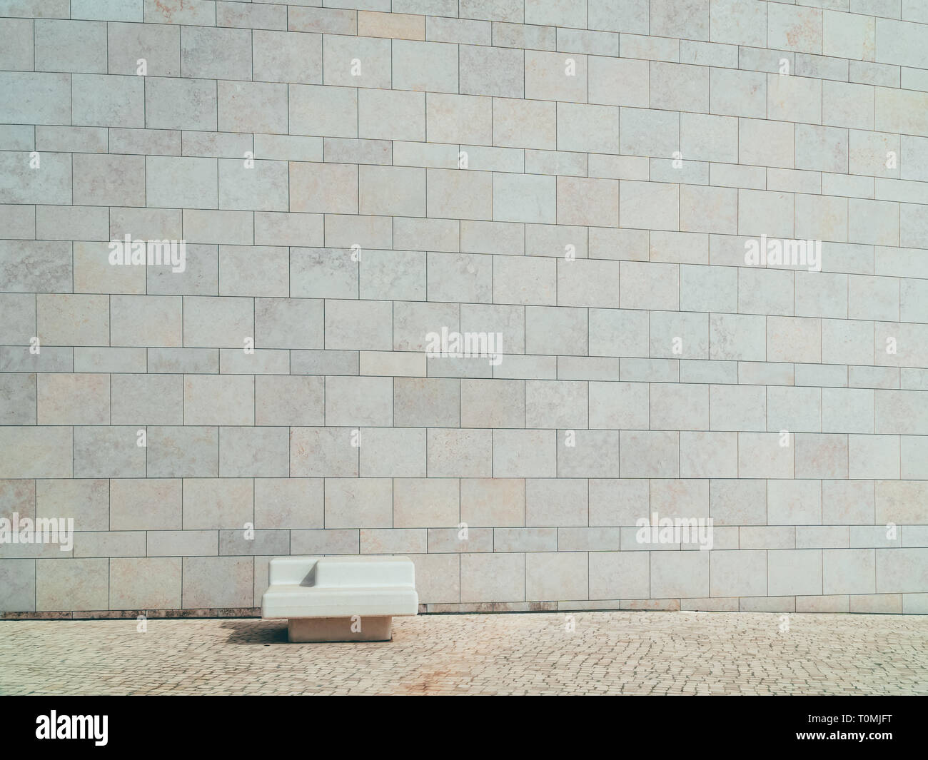 Modernen minimalistischen Architektur der Mauer Stein Stuhl als Sitzbank verwendet werden Stockfoto