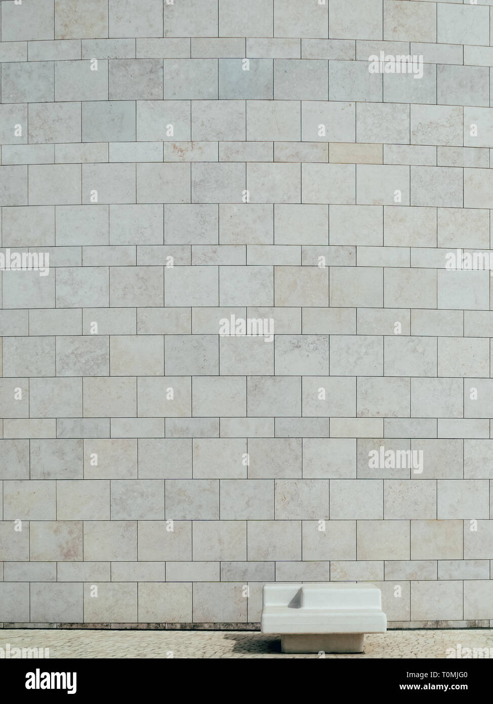 Modernen minimalistischen Architektur der Mauer Stein Stuhl als Sitzbank verwendet werden Stockfoto