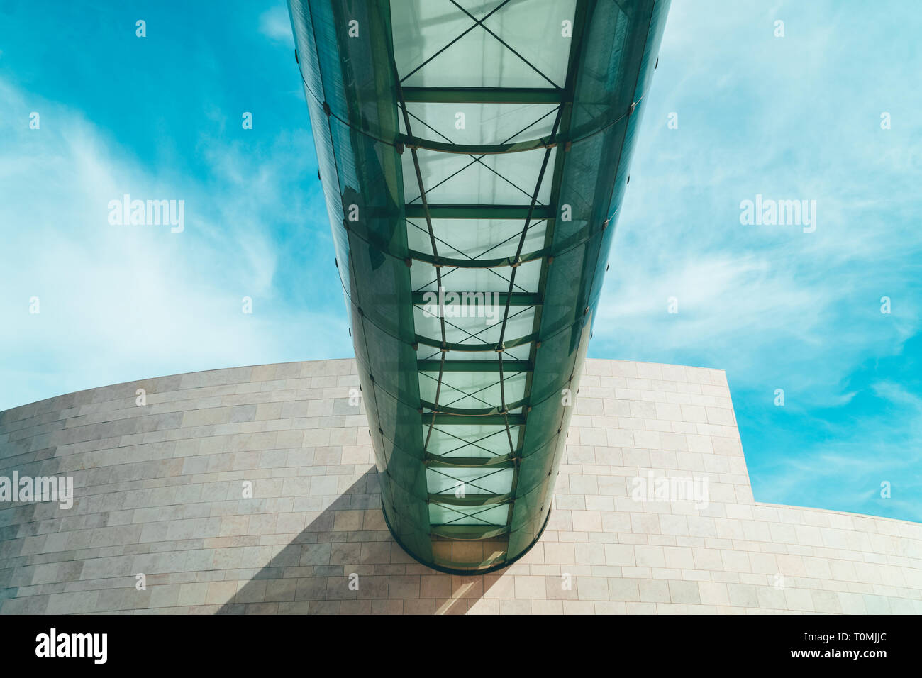Lissabon, Portugal - 25. AUGUST 2017: Minimalistische gläserne Tunnel Brücke Architektur Stockfoto