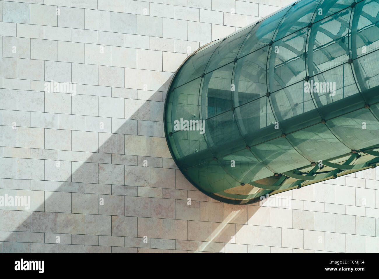 Lissabon, Portugal - 25. AUGUST 2017: Minimalistische gläserne Tunnel Brücke Architektur Stockfoto