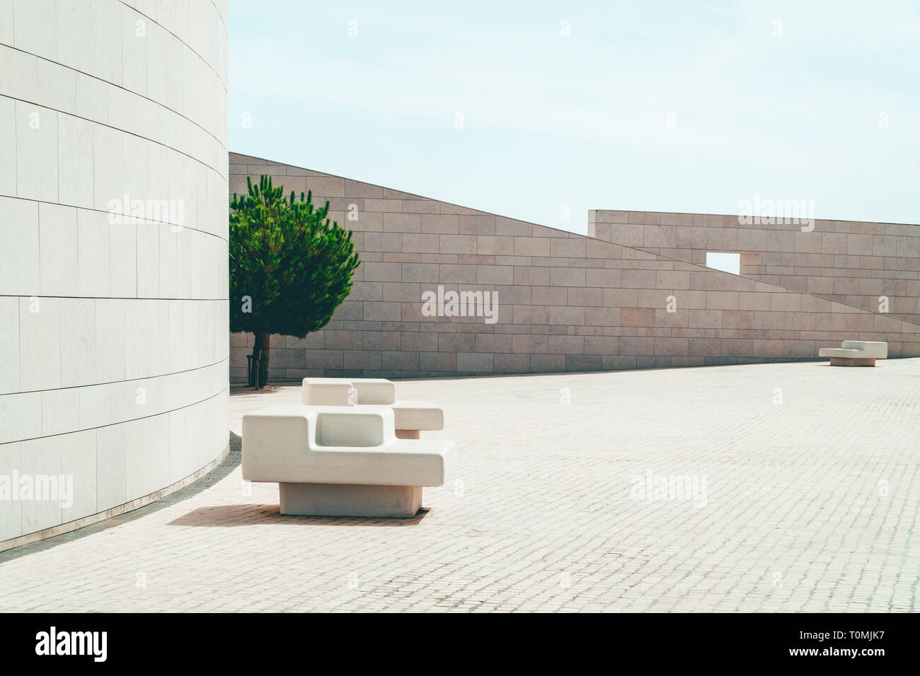 Modernen minimalistischen Architektur der Mauer Stein Stuhl als Sitzbank verwendet werden Stockfoto