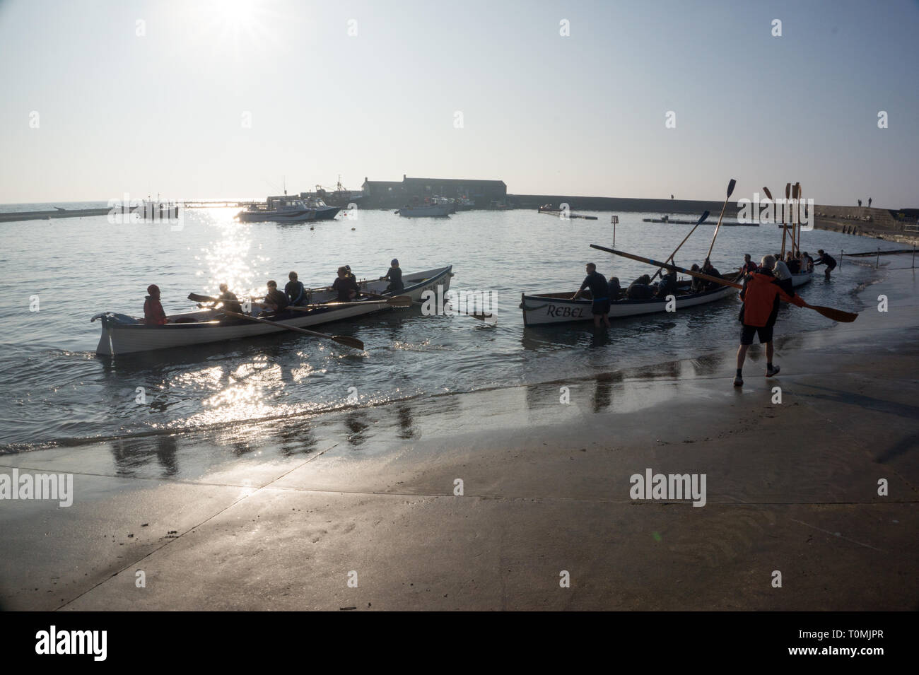 Die Lyme Regis Gig Club Mitglieder Einstellung heraus zum Meer vom Cobb, Lyme Bay, Dorset England UK Stockfoto
