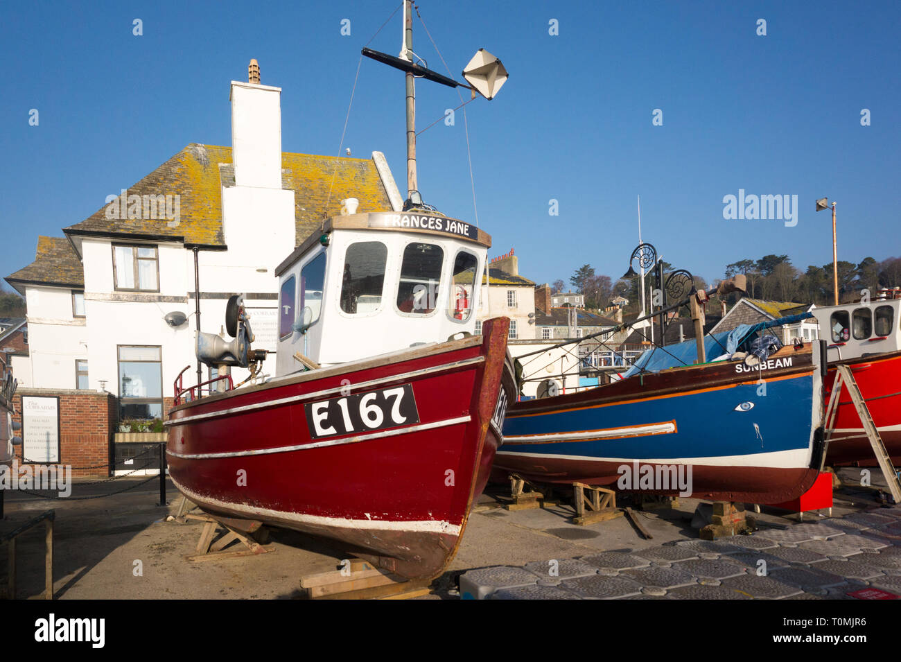 Fischerboote am Strand von Lyme Regis, Dorset England UK Stockfoto