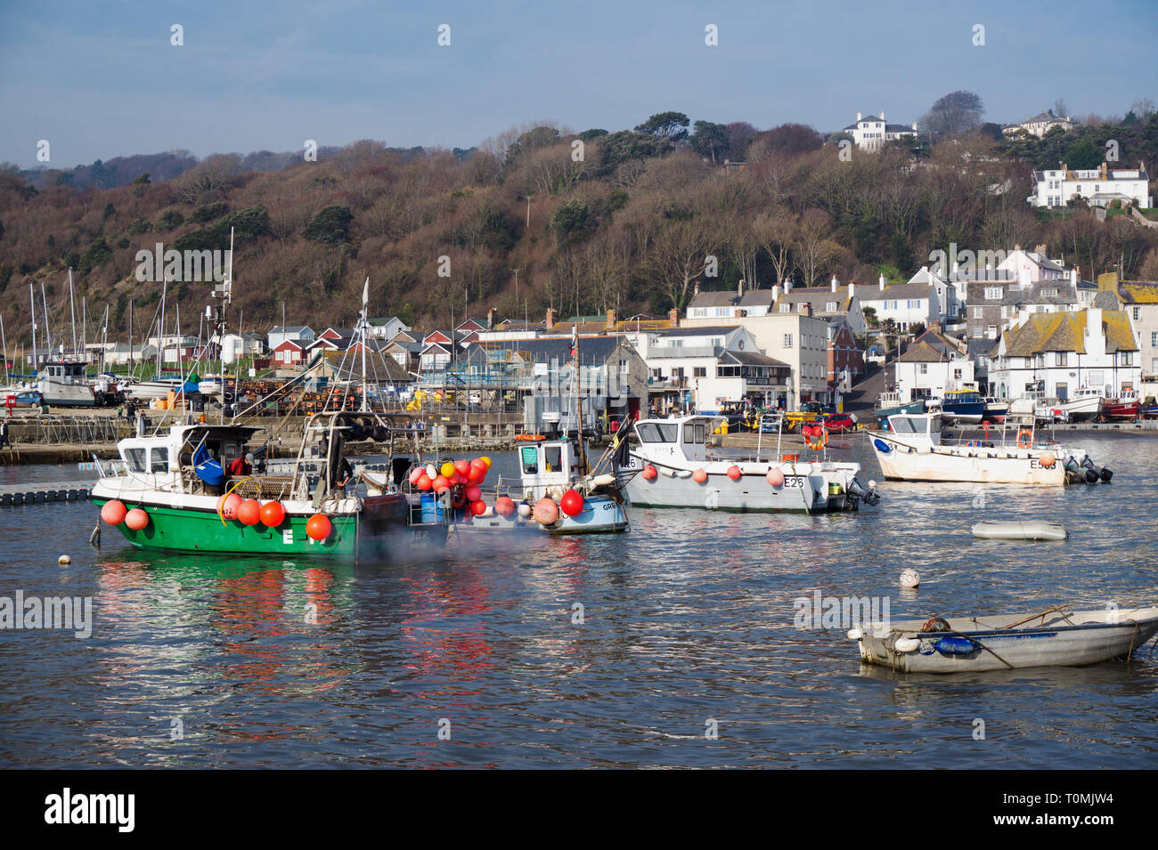 Fischerboote im Hafen von Lyme Regis, Dorset, England, Grossbritannien. Stockfoto