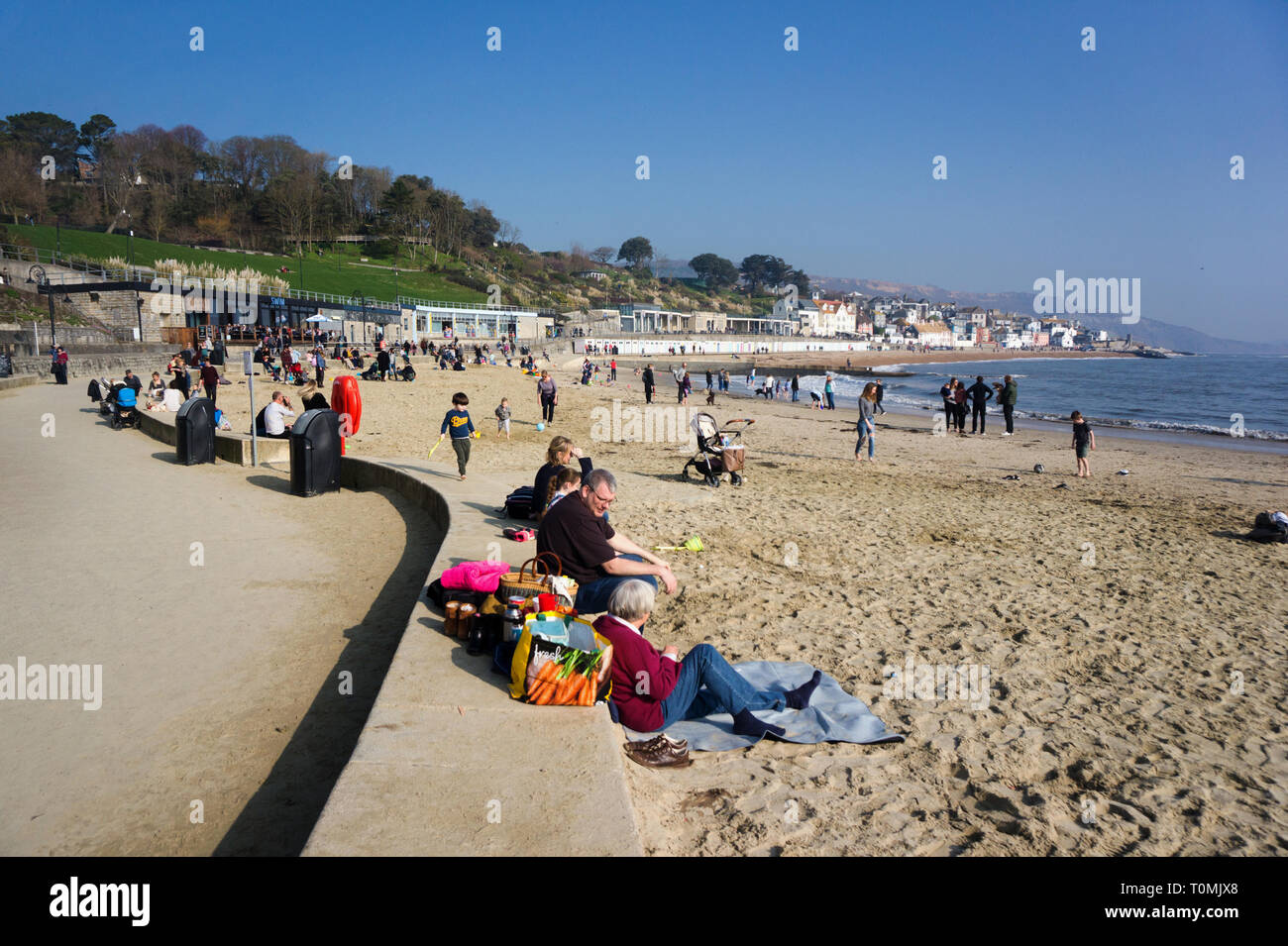 Malerische Aussicht von Lyme Regis Strand Menschen bei Freizeitaktivitäten Dorset England Stockfoto