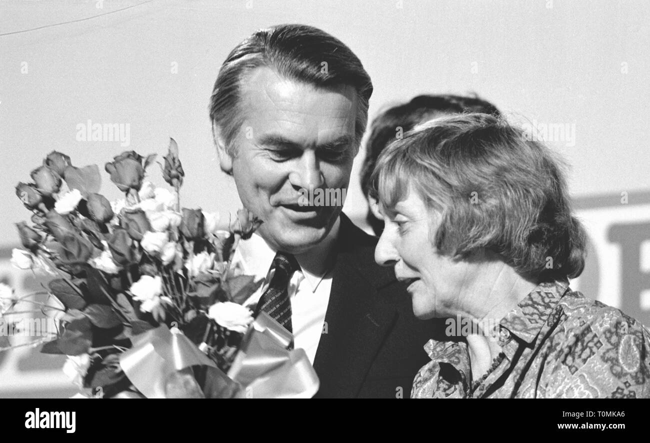 SDP-Präsident Shirley Williams erhält einen Blumenstrauß von SDP Führer Dr David Owen am Ende der SDP-Konferenz in Harrogate. Stockfoto