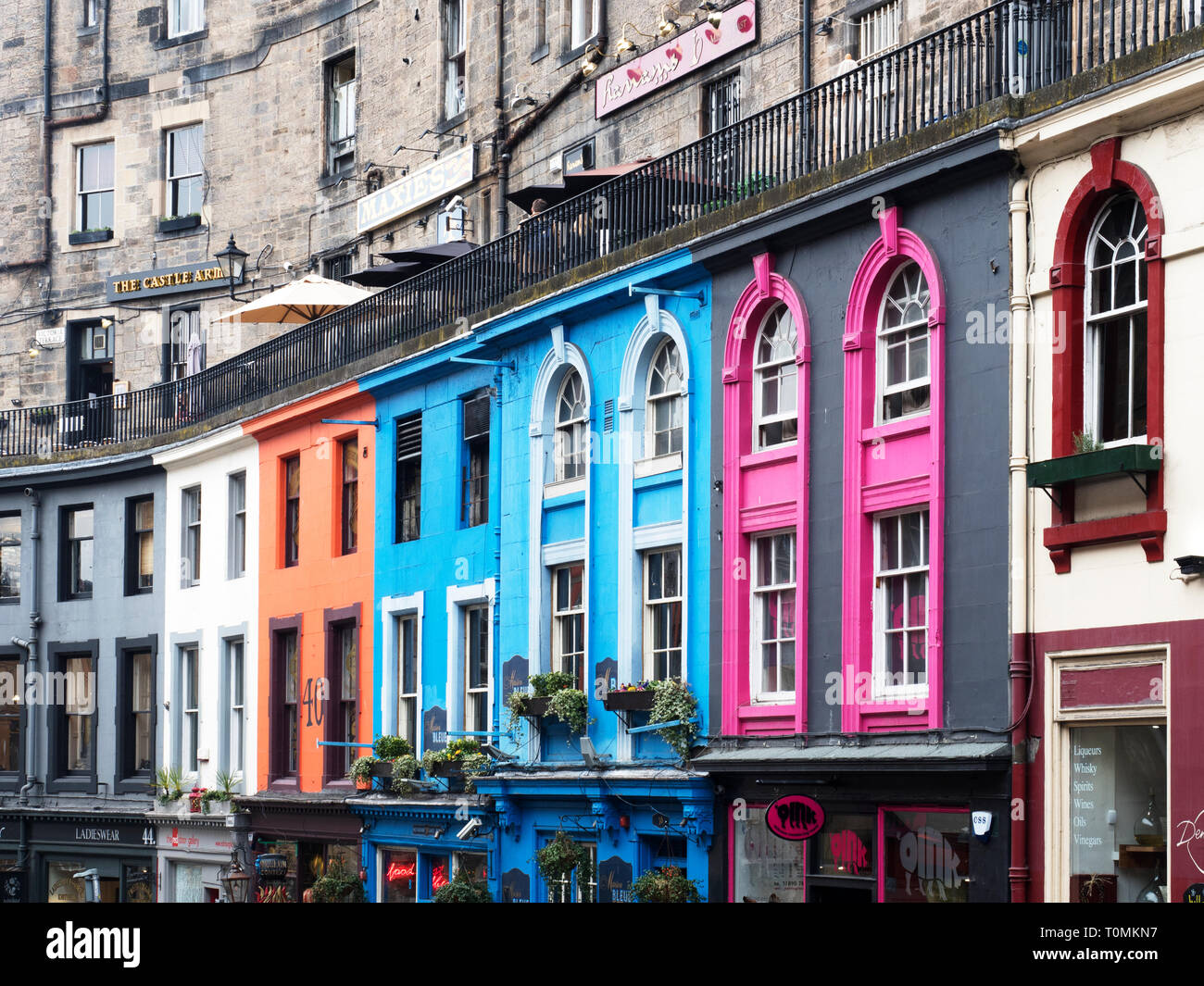 Farbenfrohe Gebäude entlang der Victoria Street in der Altstadt in Edinburgh, Schottland Stockfoto