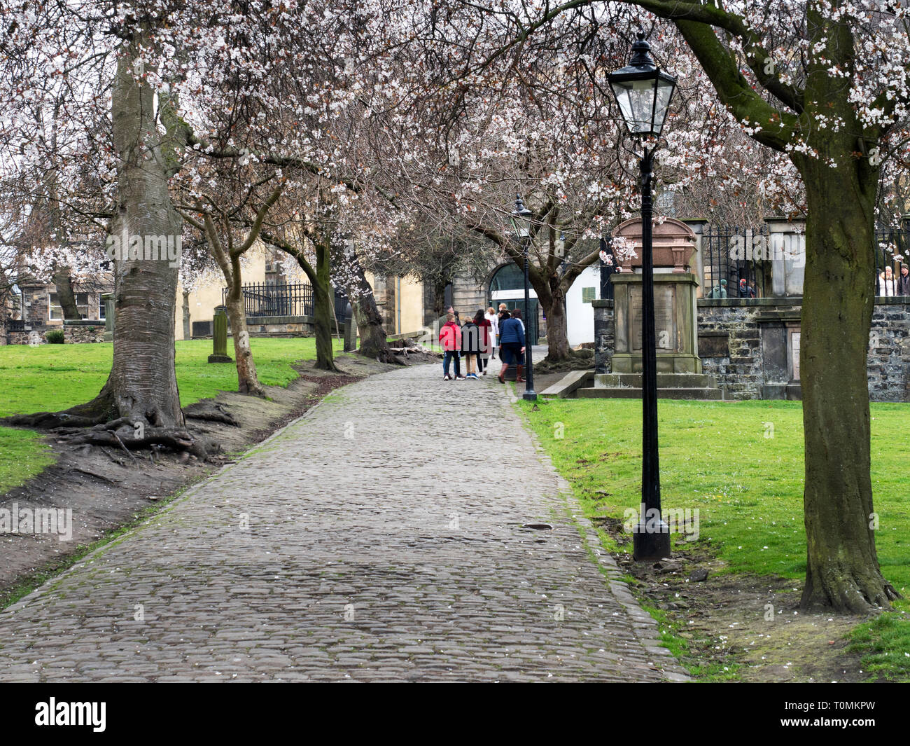 Gruppe besuchen Greyfriars Kirkyard in der Altstadt in Edinburgh, Schottland Stockfoto