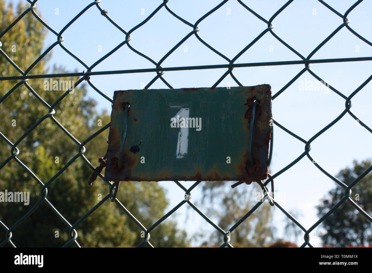 Alte Tennisplatz Anzahl Stockfoto