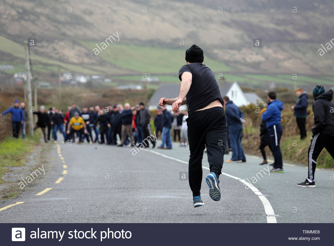 Martin Coppinger Uhren die Schüssel, die er am Anfang seiner Spiel mit David Garvey geworfen hat. Die strasse Boccia Turnier wurde auf Straßen in West Kerry statt Stockfoto