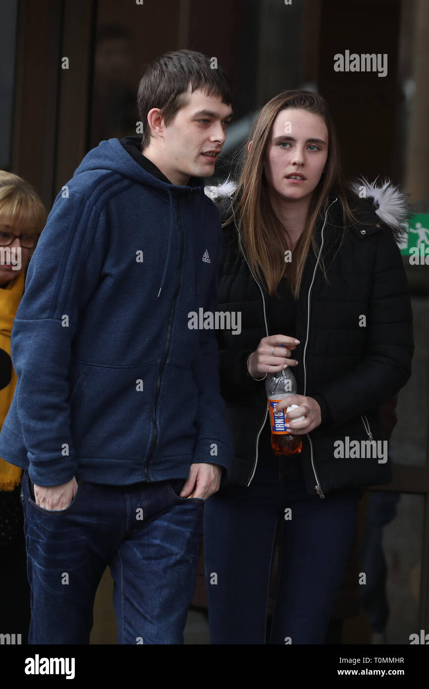 Robert MacPhail, der Vater von alesha MacPhail, mit seinem Partner Toni McLachlan am hohen Gericht in Glasgow für die Verurteilung der 16-jährige Aaron Campbell, Alesha MacPhail auf Bute im Juli 2018 ermordet. Stockfoto