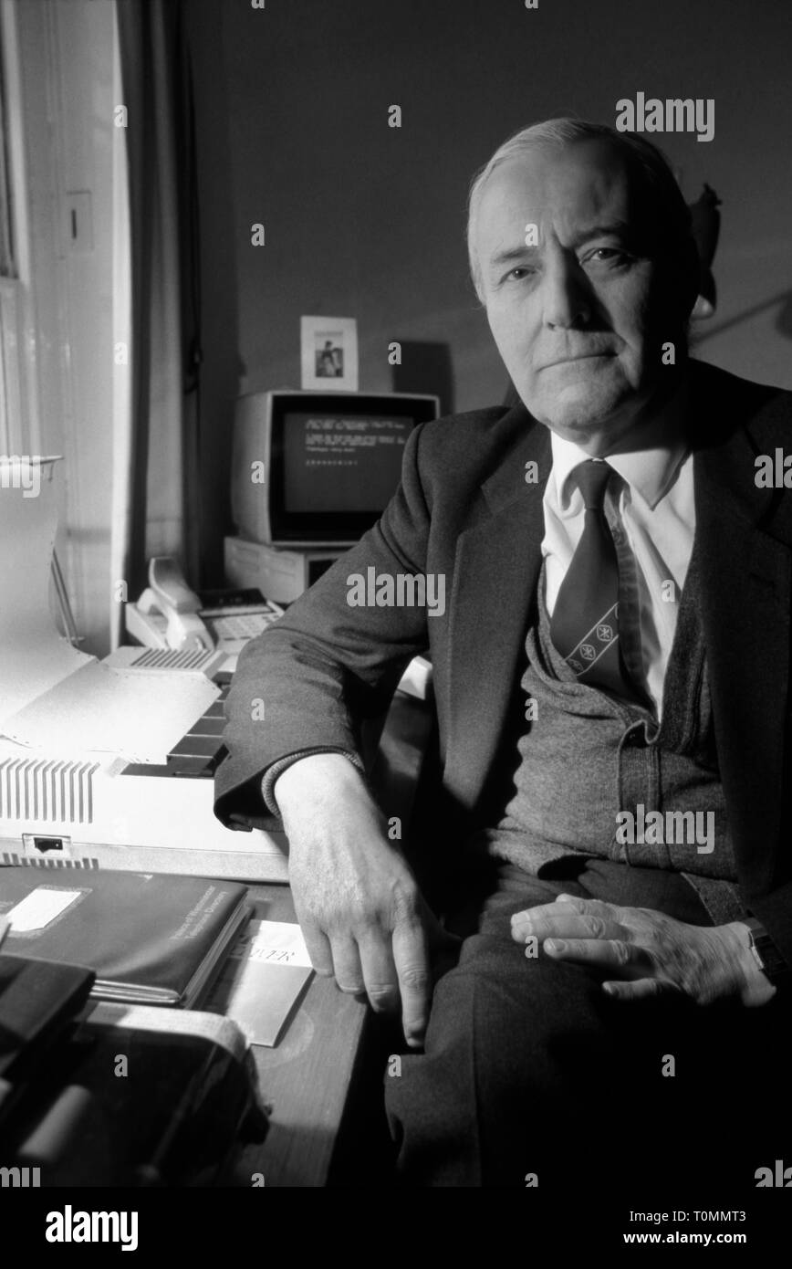 Tony Benn, Labour MP in seinem Büro in West London, England, UK 1980 s Stockfoto