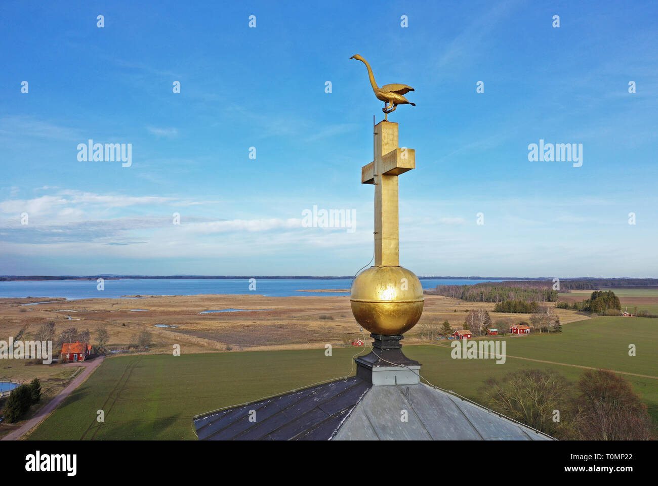 Schweden, Luftaufnahme über Svanshals Kirche in der Nähe von See Tåkern. Foto Jeppe Gustafsson Stockfoto