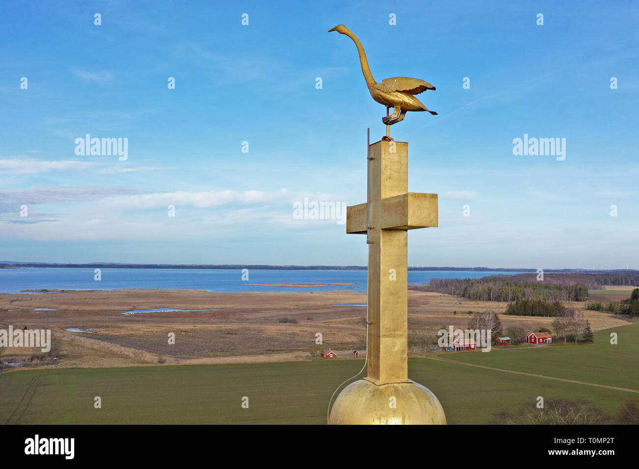 Schweden, Luftaufnahme über Svanshals Kirche in der Nähe von See Tåkern. Foto Jeppe Gustafsson Stockfoto