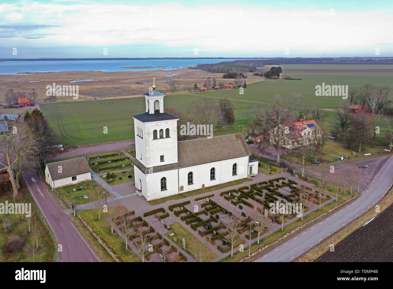 Schweden, Luftaufnahme über Svanshals Kirche in der Nähe von See Tåkern. Foto Jeppe Gustafsson Stockfoto