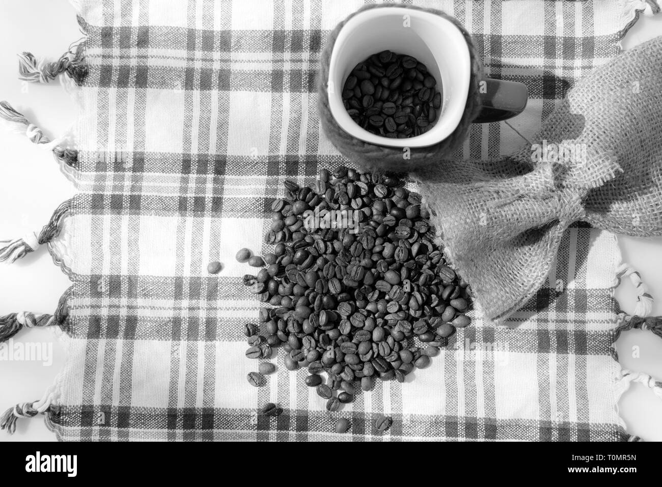 Kaffeebohnen, Tassen, kaffeemühle Deko Stockfoto