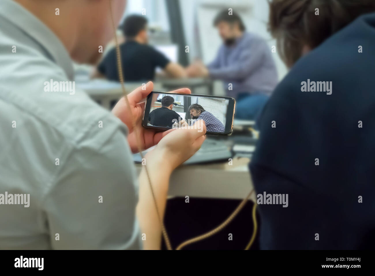 Überwachung Bildung Prozess mit Handy. Heimlich auf Handy aufnehmen. Mobile Spionage. Hacker knacken access code. Die Aufnahme in einen verborgenen Stockfoto