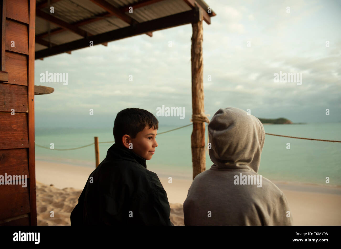 9 Jahr alt und 7 Jahre alten Jungen außerhalb eines Lean Beach Hut auf Putney Strand, Great Keppel Island, Queensland, Australien Stockfoto