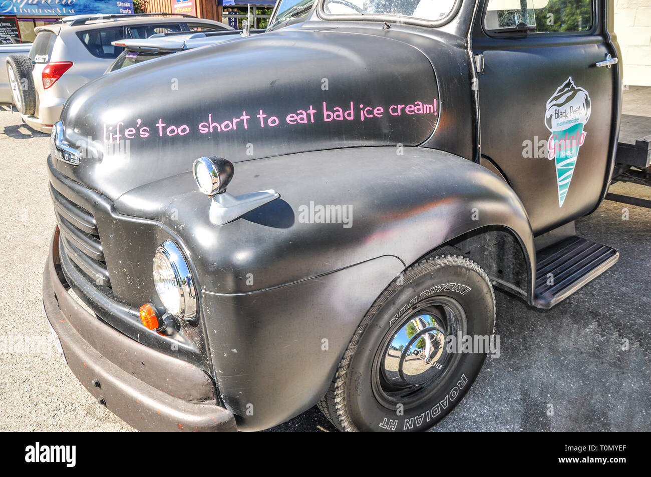 Vintage Bedford Lkw mit schwarzer Spitze hausgemachten Gelato Ice Cream Company in Wanaka, Neuseeland, mit dem Motto das Leben ist zu kurz, um schlechten Eis zu essen. Stockfoto