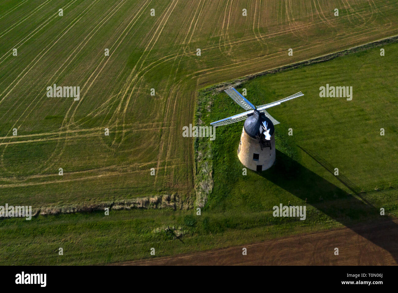 Drone schoss der Windmühle am Großen Haseley, Oxfordshire Stockfoto